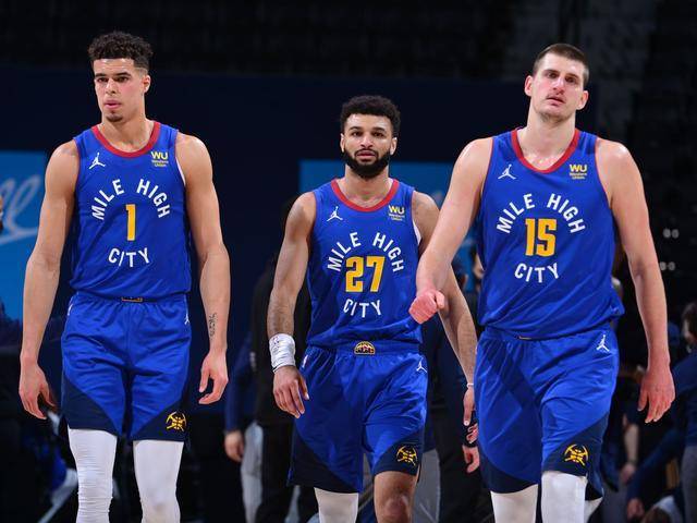 那不勒斯官方：安古伊萨右腿比目鱼肌牵引性损伤，已开始康复