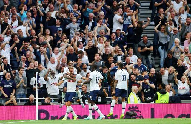 本菲卡客场2-0阿贾克斯，萨穆埃尔-达尔、巴雷罗建功