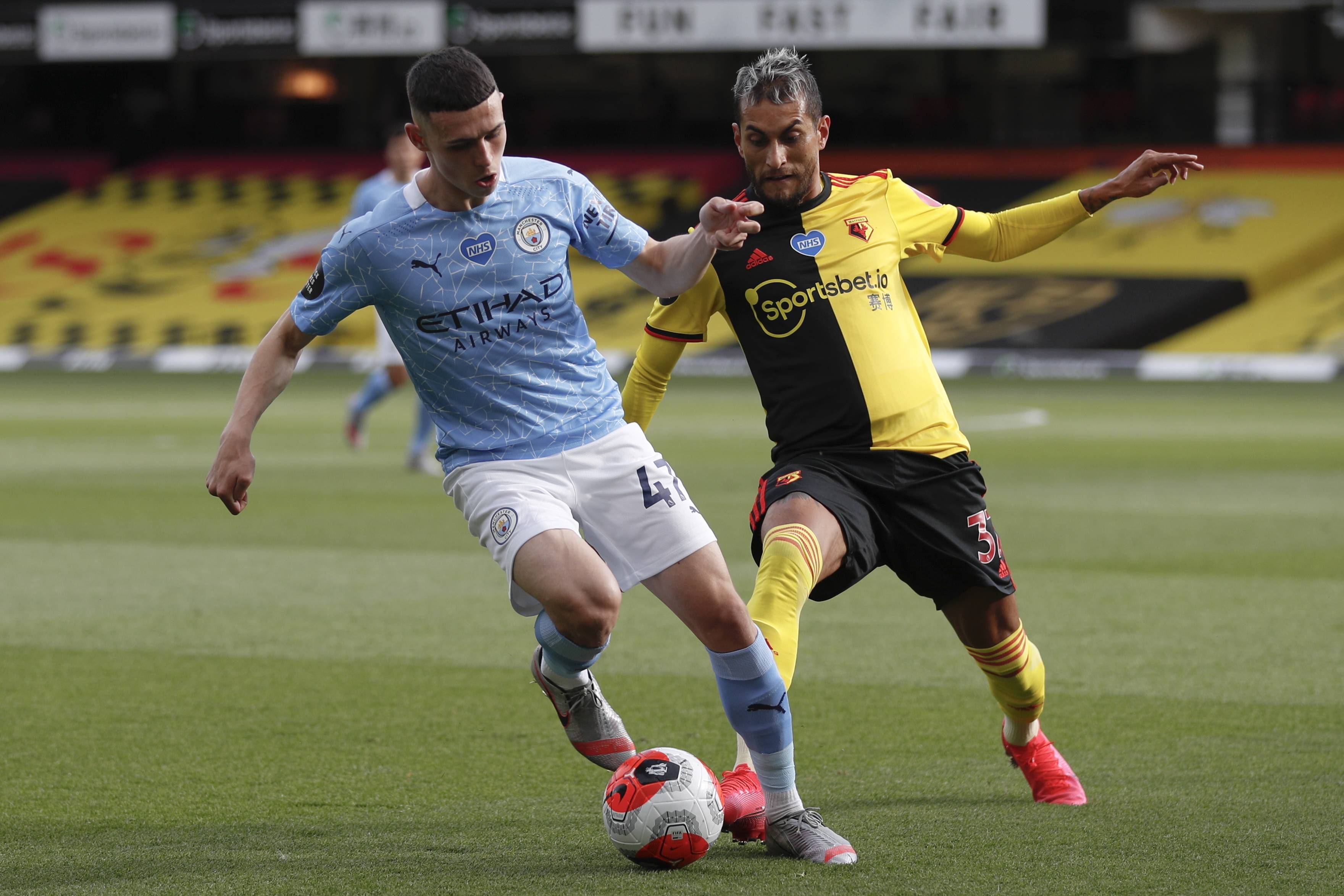 詹皇这一瞪惊呆众人，连东契奇都难以承受，顿巴斯球员尤为尴尬！