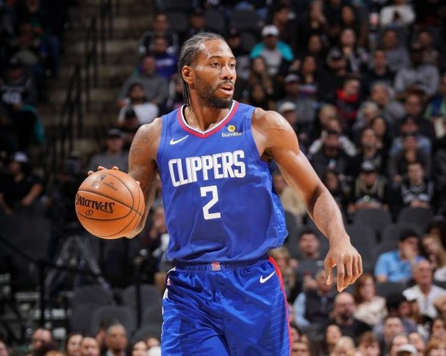 我们穿着同样的红色，在晚风里散开。