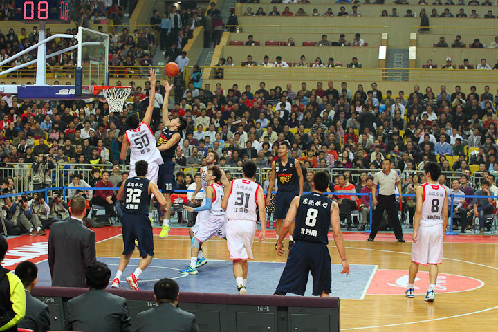 LukaMagic！东契奇完全没空间超远三分神奇压哨命中 詹姆斯笑嘻了